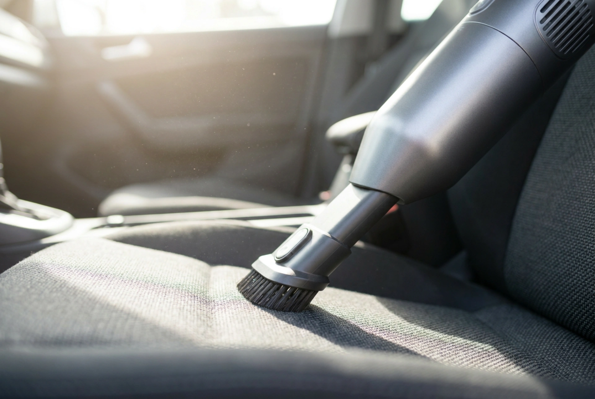 Como limpar o carro detalhadamente com um aspirador de mão
