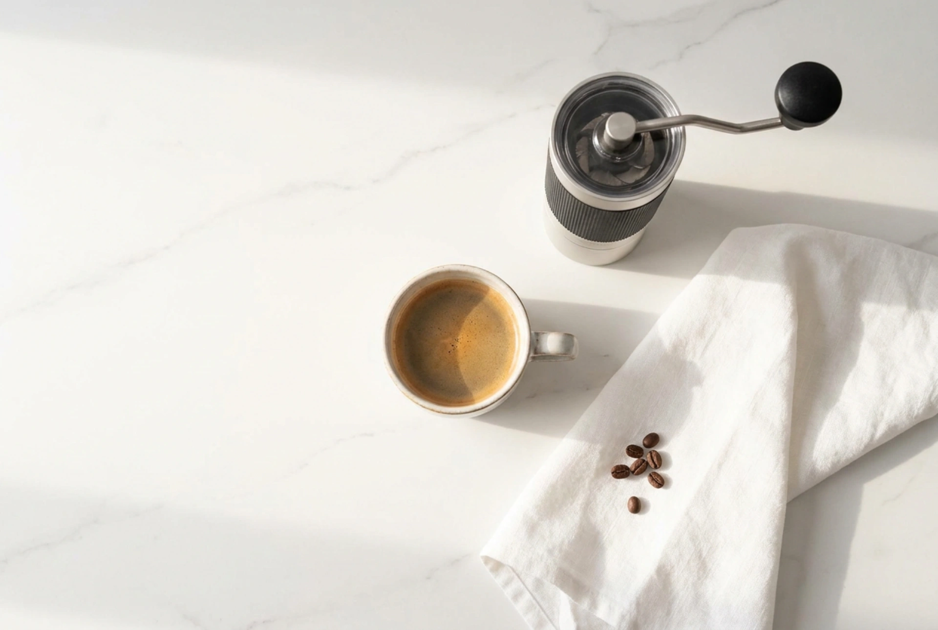 Manutenção da cafeteira de filtro com moedor para evitar o odor a mofo