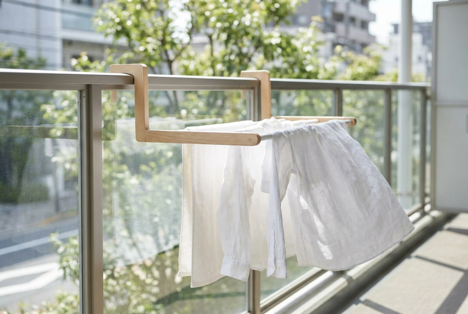 Como secar a roupa no corrimão da varanda de forma segura